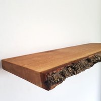 Eiche Massivholz Regalbrett Mit Waldkante - Rustikales & Modernes Wandregal Schwebend von Woodenpoxy