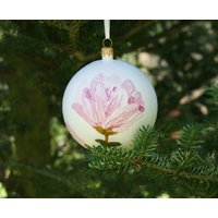 Christbaumschmuck, Weihnachtsdekoration, Blumendekoration, Magnolienornament, Blumenornament, Bemalte Christbaumkugel, Kugel von WoodenstoriesArt