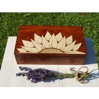 Erinnerungsbox, Teebox Aus Holz, Sonnenblumenbox Mit 8 Fächern, Brandmalerei Box, Holzbox Schmuckbox von WoodenstoriesArt