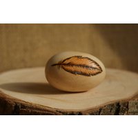 Rustikales Osterei, Holz-Osterschmuck, Ei Osterschmuck, Feder-Ei, Brandmalerei-Ei, Holzosterei von WoodenstoriesArt