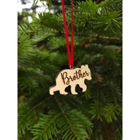 Bruder Bär Weihnachtsschmuck-Brosche Weihnachtsschmuck-Familienschmuck-Custom Weihnachtsschmuck-Holzschmuck-Weihnachtsgeschenk-Andenken Bruder Bär Weihnachtsschmuck-Brosche Weihnachtsschmuck-Familienschmuck-Custom Weihnachtsschmuck-Holzschmuck-Weihnachtsgeschenk-Andenken von WoodlandCraftsLT