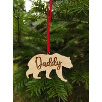 Daddy Bär Weihnachtsschmuck-Papa-Weihnachtsschmuck-Familienschmuck-Weihnachtsschmuck-Holzschmuck-Weihnachtsgeschenk-Andenken Daddy Bär Weihnachtsschmuck-Papa-Weihnachtsschmuck-Familienschmuck-Weihnachtsschmuck-Holzschmuck-Weihnachtsgeschenk-Andenken von WoodlandCraftsLT