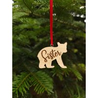 Schwester Bär Weihnachtsschmuck-Sis Weihnachtsschmuck-Familienschmuck-Weihnachtsschmuck-Holzschmuck-Weihnachtsgeschenk-Andenken Schwester Bär Weihnachtsschmuck-Sis Weihnachtsschmuck-Familienschmuck-Weihnachtsschmuck-Holzschmuck-Weihnachtsgeschenk-Andenken von WoodlandCraftsLT