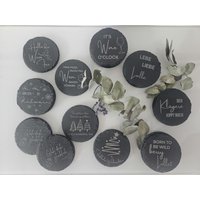 Personalisierte Schieferuntersetzer Mit Gravur - Geschenkidee Weihnachtsgeschenk Untersetzer Aus Schiefer Individuell Personalisierbar Personalisierte Schieferuntersetzer Mit Gravur - Geschenkidee Weihnachtsgeschenk Untersetzer Aus Schiefer Individuell Personalisierbar von WoodmoodbyC