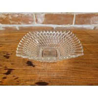 Vintage Pressglas Bonbons Oder Schmuckschale Mit Abnehmendem Rautenmuster von WoodsonHouseAntiques