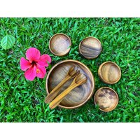 Akazienholz 7Er Set | Rundes Design Mutterschale Mit 4 Vorlegebesteck Und Besteck Handgefertigte Schalen Salatschüssel Pasta Schüssel Servierschalen Akazienholz 7Er Set | Rundes Design Mutterschale Mit 4 Vorlegebesteck Und Besteck Handgefertigte Schalen Salatschüssel Pasta Schüssel Servierschalen von WoodwareandCo
