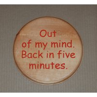 Aus Meinem Kopf. Zurück in Fünf Minuten. - Handbemalte Recycelte Holztafel 14117 Aus Meinem Kopf. Zurück in Fünf Minuten. - Handbemalte Recycelte Holztafel 14117 von WoodworkingByMikeB