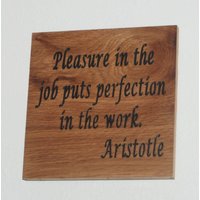 Freude An Der Arbeit Bringt Perfektion in Die Arbeit. Aristoteles - Handbemalte Geschnitzte Plakette. 17049 Freude An Der Arbeit Bringt Perfektion in Die Arbeit. Aristoteles - Handbemalte Geschnitzte Plakette. 17049 von WoodworkingByMikeB