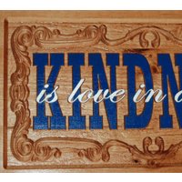 Kindness Ist Liebe in Aktion. - Handbemalte Holzplakette 18022 Kindness Ist Liebe in Aktion. - Handbemalte Holzplakette 18022 von WoodworkingByMikeB