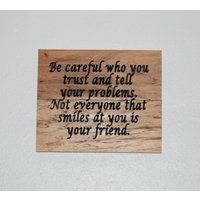 Sei Vorsichtig Wem Du Vertraust Und Erzähle Deine Probleme. Nicht Jeder, Der Dich Anlächelt, Ist Dein Freund - Handgemalte, Geschnitzte Plakette Sei Vorsichtig Wem Du Vertraust Und Erzähle Deine Probleme. Nicht Jeder, Der Dich Anlächelt, Ist Dein Freund - Handgemalte, Geschnitzte Plakette von WoodworkingByMikeB