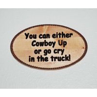 Sie Können Entweder Cowboy Up Oder Gehen in Den Lkw Weinen - Handbemalte Holztafel. 19005 Sie Können Entweder Cowboy Up Oder Gehen in Den Lkw Weinen - Handbemalte Holztafel. 19005 von WoodworkingByMikeB