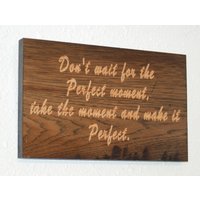 Warte Nicht Auf Den Perfekten Moment, Nimm Dir Moment Und Mach Ihn Perfekt. - Holz Geschnitzte Plakette. 17024 Warte Nicht Auf Den Perfekten Moment, Nimm Dir Moment Und Mach Ihn Perfekt. - Holz Geschnitzte Plakette. 17024 von WoodworkingByMikeB