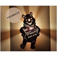 Bär Aus Holz Nachtlicht. Niedlicher Personalisierte Beleuchtung. Geburtsdatum Und Name. Namenslicht. Kinderzimmer Dekor. Spezialanfertigung. Animan Bär Aus Holz Nachtlicht. Niedlicher Personalisierte Beleuchtung. Geburtsdatum Und Name. Namenslicht. Kinderzimmer Dekor. Spezialanfertigung. Animan von WoodyCraftLV