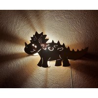 Süßes Dinosaurier Nachtlicht. Kinderbeleuchtung Aus Holz. Tierlicht. Kinderzimmer Dekoration. Schönes Geschenk Zur Baby Shower von WoodyCraftLV