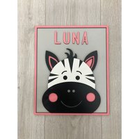 Holz Kinderzimmer Zebra Namensschild, Buntes Baby Mädchen Name Wanddeko, Bemalte Mehrschichtige Wandkunst Mit Pastellfarben von WoodyWallDecor