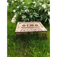 Personalisierter Kaffee Klappbarer Tisch, Betttablett, Tabletttisch, Mixtape Kassetten Couchtisch, Kleiner Niedriger Picknicktisch Personalisierter Kaffee Klappbarer Tisch, Betttablett, Tabletttisch, Mixtape Kassetten Couchtisch, Kleiner Niedriger Picknicktisch von WoodyWooodStudio