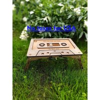Personalisierter Kassette Couchtisch Klappbett Tablett Personalisierter Kassette Couchtisch Klappbett Tablett von WoodyWooodStudio
