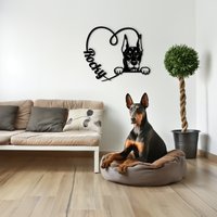 Dobermann Pinscher Hundewandschild, Personalisiertes Hundeportrait, Wandkunst Mit Individuellem Hundenamen, Und Schönem Herzförmigem Dekor von WoodyardStore