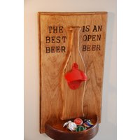Holzflasche Offen Mit Magnetisiertem Regal, Um Caps Zu Fangen von WoodysWork