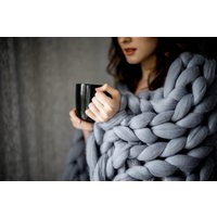 Grobstrick Decke, Strickdecke Aus Zertifizierter Bio Merino Wolle, Weiche Wolldecke, Geschenk Zum Muttertag von WoolArtDesign