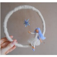 Feen Puppe Nachtstern Und Mond Mobile - Nachthimmel Szene in Weiß, Lavendel Blau -Mädchenzimmer, Kinderzimmer, Hauseinweihung -Waldorf Inspiriert von WoolDecoration