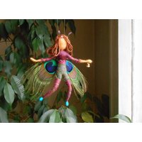 Handgemachte Miniatur Hängende Weiche Puppe Nach Waldorf Art - Handgefertigte Nadelgefilzte Aus Wolle Für Heimdekoration, Geschenk von WoolDecoration