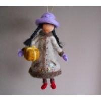 Nadelgefilzte Puppe, Handgemachtes Geschenk Zur Dekoration, Stoffpuppe Mit Geschenkbox, Waldorf Inspiriert, Miniatur Hängepuppe, Hauseinweihung von WoolDecoration