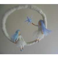 Vollmond Mobile Mit Schwestern Sternfee Puppen -Nachthimmel Szene in Weiß Und Lavendel-Mädchenzimmer, Kinderzimmer, Hauseinweihung -Waldorf von WoolDecoration