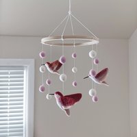 Filz Vogel Mobile Terracotta Kinderzimmer Natur Baby Mobile Mädchen Vögel Krippe Hängend von WoolDreamland