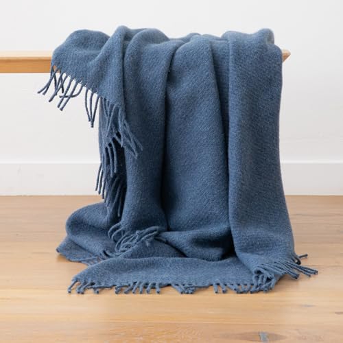 WoolMe Wolldecke Blau 130x180cm Paula - Kuscheldecke flauschig aus 100% Wolle - Plaid Decke perfekt als Sofa Überwurfdecke, Sofadecke, Wohndecke, Couchdecke, Hergestellt in Litauen von WoolMe