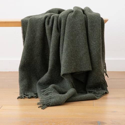 WoolMe Wolldecke Dunkeloliv 130x180cm Paula - Kuscheldecke flauschig aus 100% Wolle - Plaid Decke perfekt als Sofa Überwurfdecke, Sofadecke, Wohndecke, Couchdecke, Hergestellt in Litauen von WoolMe