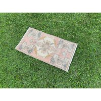 Kleiner Vintage Teppich Läufer, Cremefarbener Oushak Teppich, Kelimteppich, 70x30 cm, Handgefertigter Geschenkteppich von WoolTurkishRug
