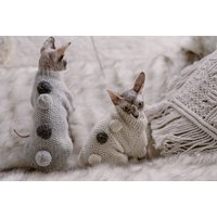 Handgestrickter Katzenpullover - Kuschelige 100% Wolle Und Mohair Mischung Mit Verspielten Pom Poms Warme Kleidung Der Haarlosen Katze Handgestrickter Katzenpullover - Kuschelige 100% Wolle Und Mohair Mischung Mit Verspielten Pom Poms Warme Kleidung Der Haarlosen Katze von WoolenWoolShop