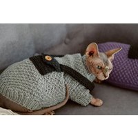 Katzenpullover Mit Tasche Für Leckerlis Sphynx Handgestrickte Haustierkleidung Merinowolle Und Katzenkleidung Aus Baumwolle Katzenpullover Mit Tasche Für Leckerlis Sphynx Handgestrickte Haustierkleidung Merinowolle Und Katzenkleidung Aus Baumwolle von WoolenWoolShop