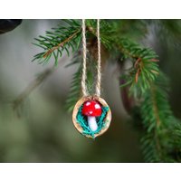 Fliegenpilz in Der Walnussschale Weihnachtsbaumschmuck Walnuss Schale Miniatur Gefilzte Pilzdekor Moos Ornamente von WoollyFoxUA