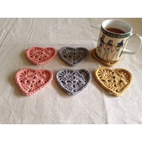 Häkeln Herz Geformte Untersetzer. Sechs Handgefertigte Geformt Untergibt Häkeln Herz Geformte Untersetzer. Sechs Handgefertigte Geformt Untergibt von WoolyFlamingo