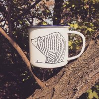 Emaille Camping Bär Tasse - Handbemalte Personalisierte Skurril Wildes Tier Ihr Name Lustig Niedlich Wald Baum Kiefer Grizzly Geschenk von WooodlandFactory