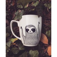 Faultier Becher - Handbemalt Illustriert Schrullig Wildes Tier Lustige Niedliche Tasse Funky Dschungel Hipster Geschenk Weihnachten von WooodlandFactory