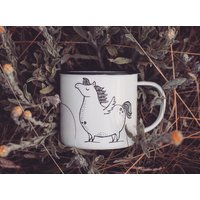 Pegasus Emaille Camping Becher - Handbemalter Camper Tier Lustig Niedlich Im Freien Lustiger Teller Lustiges Pferd Niedlicher Funky Hipster Cartoon von WooodlandFactory