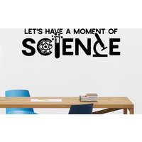 Let's Have A Moment Of Science Vinyl Aufkleber Klassenzimmer Wandaufkleber Schild Wissenschaft Poster Schule Wandkunst Lehrer Geschenk Bildung von WoopyDecalShop