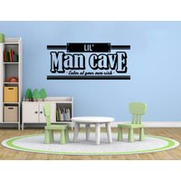 Lil Männlein Höhle Vinyl Wand Aufkleber Zitat - Kindergarten Spielzimmer Art Hobbyraum Wandtattoo #qlmc1 von WordFactoryDesign