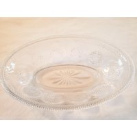 Einzigartige Unmarkierte Glas Oval Geschliffene Glasschale Mit Diamantschliffband Und Kreisen von WorkWorthDoingLLC
