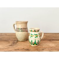 Ein Paar Vintage Kuty Volkskunst Krüge Oder Krüge, Handgefertigte Und Bemalte Colibaba Keramik, Aus Rumänien, Etwa 1950Er Jahre Ein Paar Vintage Kuty Volkskunst Krüge Oder Krüge, Handgefertigte Und Bemalte Colibaba Keramik, Aus Rumänien, Etwa 1950Er Jahre von WorkingArtifacts