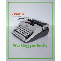 Lieferung in 1-3 Tagen - Anpassbare Olympia Monica Schreibmaschine Professionell Gewartet Lieferung in 1-3 Tagen - Anpassbare Olympia Monica Schreibmaschine Professionell Gewartet von WorkingTypewriters