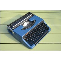 Sonderfarben Erhältlich - Blaue Schreibmaschine Brother 220 Professionell Gewartet Garantiert Schnelle Lieferung Sonderfarben Erhältlich - Blaue Schreibmaschine Brother 220 Professionell Gewartet Garantiert Schnelle Lieferung von WorkingTypewriters