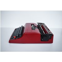 Sonderfarben Erhältlich - Cherry Red Olivetti Lettera 32 Schreibmaschine Professionell Gewartet Garantiert Schnelle Lieferung Sonderfarben Erhältlich - Cherry Red Olivetti Lettera 32 Schreibmaschine Professionell Gewartet Garantiert Schnelle Lieferung von WorkingTypewriters