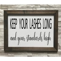 Halten Sie Ihre Wimpern Lang Und Standards Hoch - Lustige Wanddekoration Im Landhausstil von WorksofPanglossian