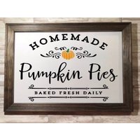 Selbstgemachte Kürbiskuchen Frisch Gebacken Auf Leinwand - Gerahmte Herbstdeko Herbstdekor von WorksofPanglossian