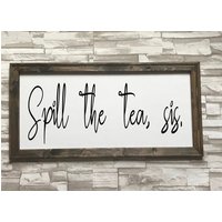 Spill The Tea Sis Gerahmte Leinwand - Lustiges Wohndekor von WorksofPanglossian
