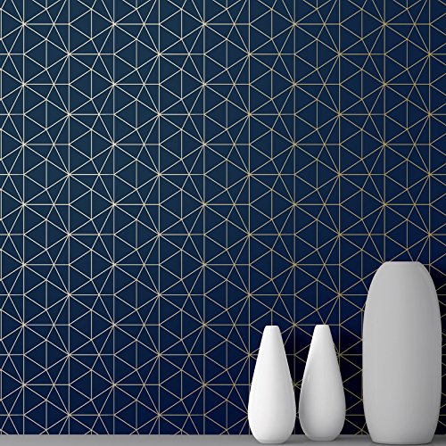 Metro-Prismen – Tapete mit geometrische Dreiecken – marineblau und gold – WOW008 World of Wallpaper von World of Wallpaper